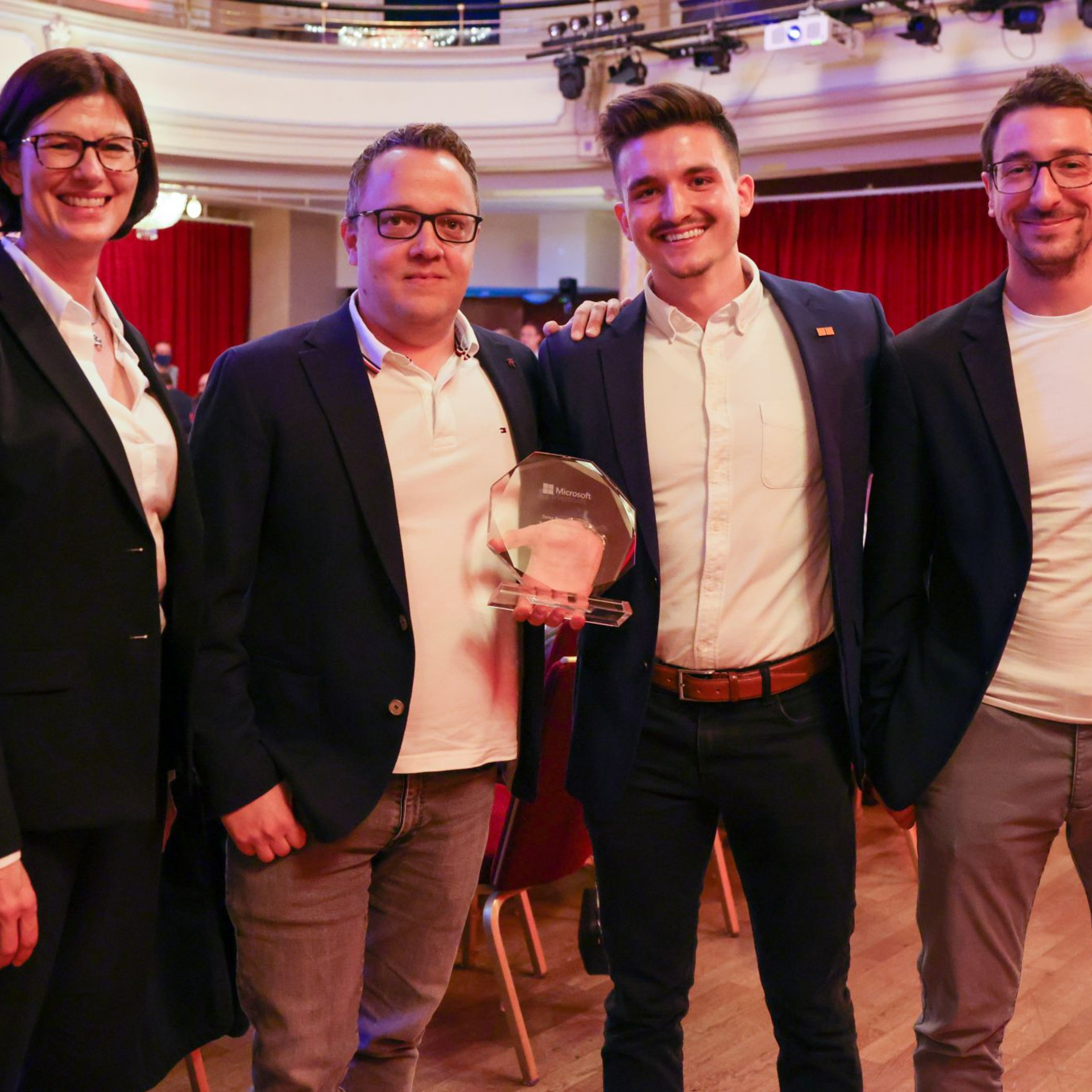 Mitarbeitende der novaCapta bei der Preisverleihung zum Schweizer Microsoft Partner of the Year mit Award 2021
