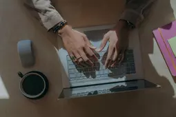 Schreibmaschine mit Blatt Papier und den Worten 